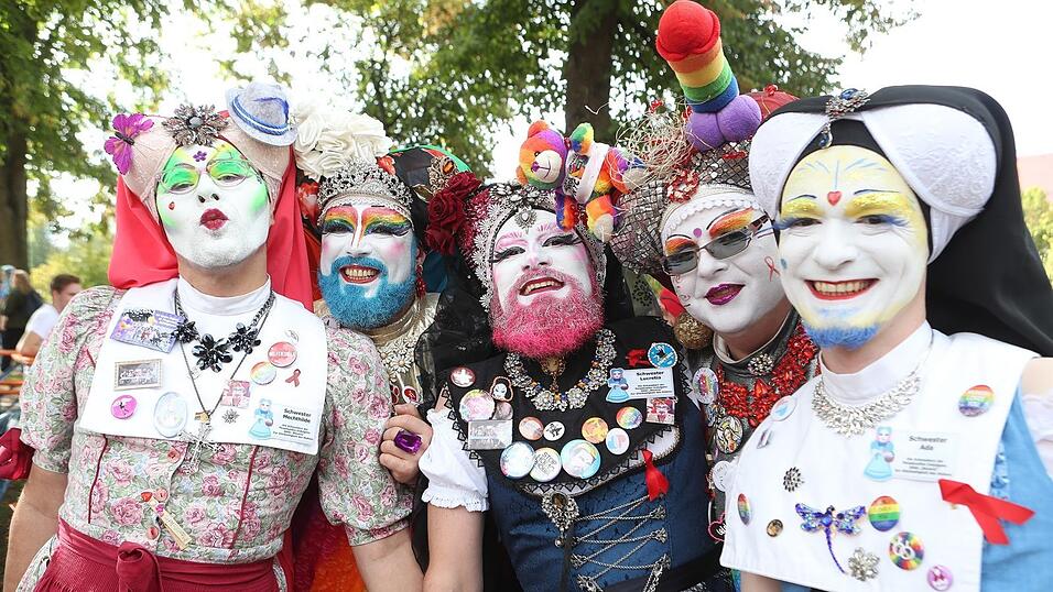 Knapp 2.000 Teilnehmer feierten am Samstag in Landhut den ersten Christopher-Street-Day Niederbayerns. Knapp 2.000 Teilnehmer feierten am Samstag in Landhut den ersten Christopher-Street-Day Niederbayerns.