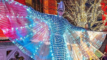 Mit Metallplättchen verzierte Kostüme sorgen für ein wahres Lichterspiel im Dunkeln, verspricht das Zebra-Stelzentheater. Mit Metallplättchen verzierte Kostüme sorgen für ein wahres Lichterspiel im Dunkeln, verspricht das Zebra-Stelzentheater.