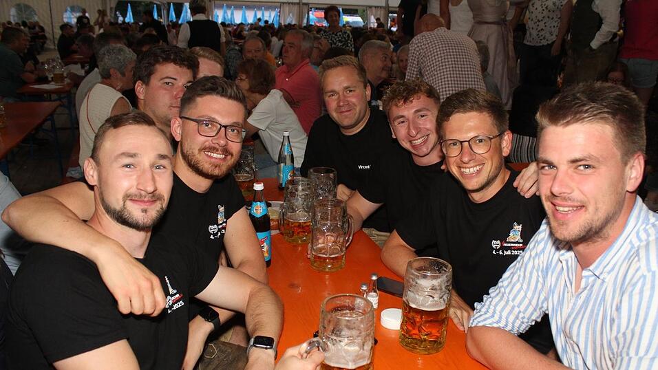 Zur Musik von Headless wurde ausgelassen gefeiert. Zur Musik von Headless wurde ausgelassen gefeiert.