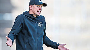 Abgesehen vom einen oder anderen Autogramm, dürften von Unterhachings prominentem Trainer Sven Bender am Freitagabend in Hankofen wohl keine großen Geschenke zu erwarten sein. Abgesehen vom einen oder anderen Autogramm, dürften von Unterhachings prominentem Trainer Sven Bender am Freitagabend in Hankofen wohl keine großen Geschenke zu erwarten sein.