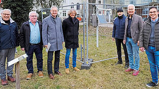 Bürgermeister Dr. Albert Solleder, Peter Turowski vom TFZ, Oberbürgermeister Markus Pannermayr, Edmund Langer, Geschäftsführer von CARMEN, Dr.-Ing. Norbert Fröhlich, Geschäftsführer des TUM-Campus Straubing, Dr. Bernhard Widmann, Leiter des TFZ, und Klimamanager Thomas Schindlbeck vor der neuen Messstation. Bürgermeister Dr. Albert Solleder, Peter Turowski vom TFZ, Oberbürgermeister Markus Pannermayr, Edmund Langer, Geschäftsführer von CARMEN, Dr.-Ing. Norbert Fröhlich, Geschäftsführer des TUM-Campus Straubing, Dr. Bernhard Widmann, Leiter des TFZ, und Klimamanager Thomas Schindlbeck vor der neuen Messstation.
