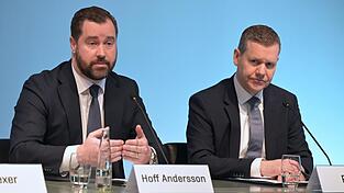 Thomas Hoff Andersson (l.), Geschäftsführer Aviation und Operation der Flughafen München GmbH, und Heiko Reitz, Hub-Manager der Lufthansa, versuchen, das Fiasko zu erklären. Thomas Hoff Andersson (l.), Geschäftsführer Aviation und Operation der Flughafen München GmbH, und Heiko Reitz, Hub-Manager der Lufthansa, versuchen, das Fiasko zu erklären.