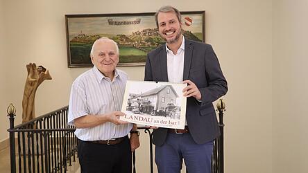 Nik Söltl (l.) überreichte das erste Exemplar des „Bildkalenders mit historischen Ansichten für das Jahr 2027“ im Rathaus an Bürgermeister Matthias Kohlmayer. Nik Söltl (l.) überreichte das erste Exemplar des „Bildkalenders mit historischen Ansichten für das Jahr 2027“ im Rathaus an Bürgermeister Matthias Kohlmayer.
