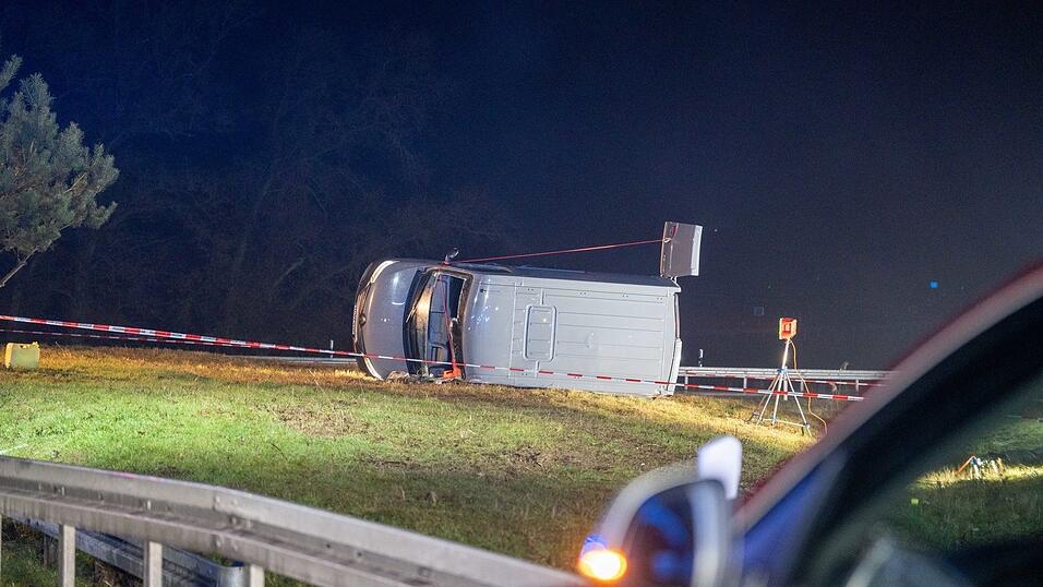 Wegen der aufwändigen Bergung war eine längere Sperrung der Auffahrt zur B15n nötig. Wegen der aufwändigen Bergung war eine längere Sperrung der Auffahrt zur B15n nötig.