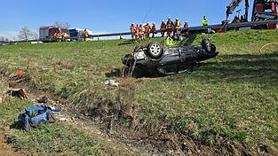 Das Auto mit drei Insassen überschlug sich mehrmals. Das Auto mit drei Insassen überschlug sich mehrmals.