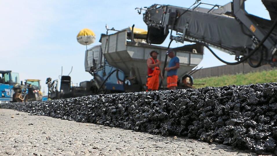 Fünfeinhalb Zentimeter Lärmschutz: Der großporige Asphalt lässt Luft und Wasser zur Seite abweichen. Fünfeinhalb Zentimeter Lärmschutz: Der großporige Asphalt lässt Luft und Wasser zur Seite abweichen.