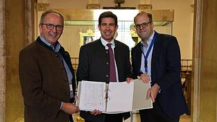 Von links: Christian Blüml, Landtagsabgeordneter Patrick Grossmann und Martin Sendlbeck. Von links: Christian Blüml, Landtagsabgeordneter Patrick Grossmann und Martin Sendlbeck.