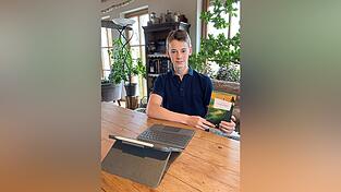 Benedict Jacob sitzt zu Hause in Haselbach am Esstisch. Er freut sich über sein erstes Buch „Verlassene Pfade“. Er hat es komplett selbst geschrieben und auch das Layout dazu erstellt. Benedict Jacob sitzt zu Hause in Haselbach am Esstisch. Er freut sich über sein erstes Buch „Verlassene Pfade“. Er hat es komplett selbst geschrieben und auch das Layout dazu erstellt.