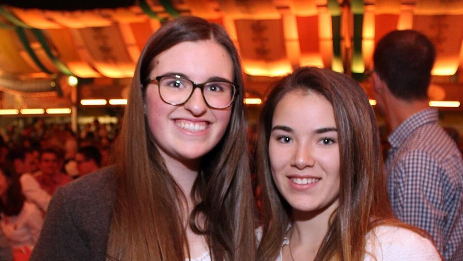 Die Frühjahrsdult 2017 in Landshut neigt sich dem Ende entgegen. Grund genug, noch einmal richtig in den Bierzelten zu feiern - abgerundet vom traditionellen Feuerwerk. Die Frühjahrsdult 2017 in Landshut neigt sich dem Ende entgegen. Grund genug, noch einmal richtig in den Bierzelten zu feiern - abgerundet vom traditionellen Feuerwerk.