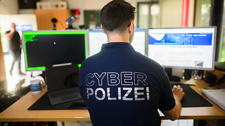 Cyber-Kriminalität beschäftigt die deutschen Polizeibehörden immer stärker. Jetzt bestätigte das Landesamt für Datenschutz einen Vorfall bei einem IT-Dienstleister für Autohäuser. Cyber-Kriminalität beschäftigt die deutschen Polizeibehörden immer stärker. Jetzt bestätigte das Landesamt für Datenschutz einen Vorfall bei einem IT-Dienstleister für Autohäuser.