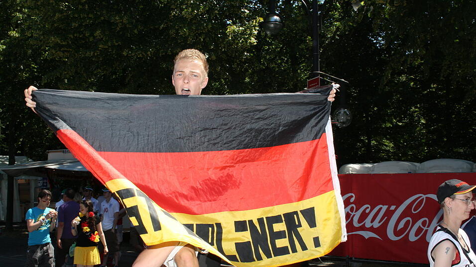 Christian Fertl war am Sonntag auf der Fanmeile in Berlin und erlebte dort das Achtelfinale gegen England auf Großleinwand. Christian Fertl war am Sonntag auf der Fanmeile in Berlin und erlebte dort das Achtelfinale gegen England auf Großleinwand.