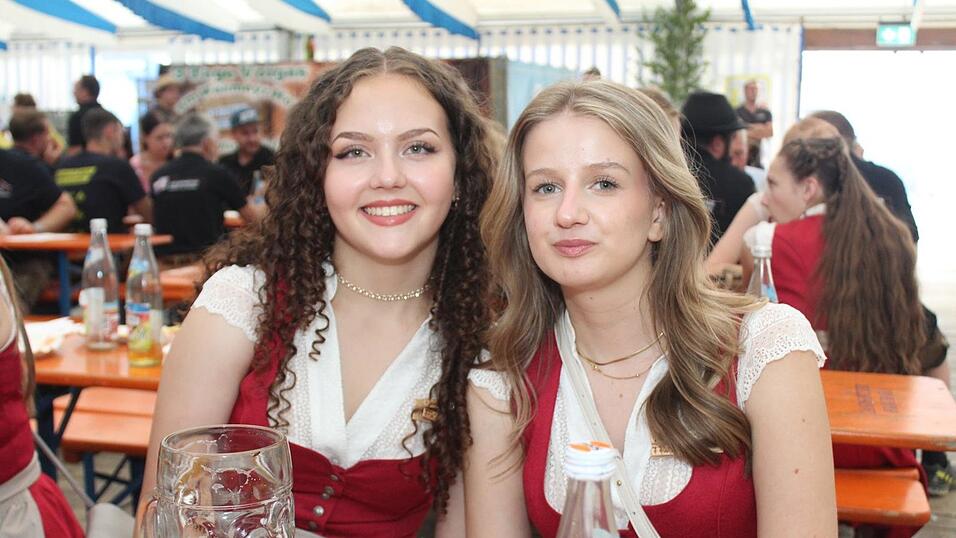 Zur Musik von Headless wurde ausgelassen gefeiert. Zur Musik von Headless wurde ausgelassen gefeiert.