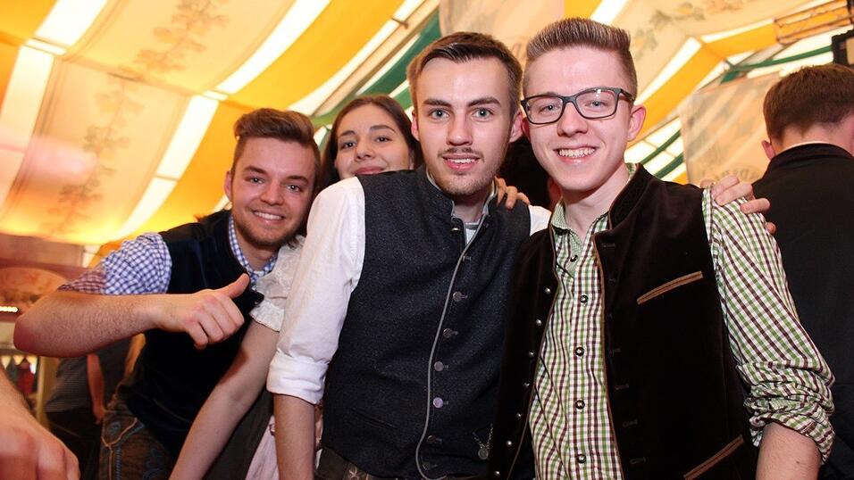 Die Frühjahrsdult 2017 in Landshut neigt sich dem Ende entgegen. Grund genug, noch einmal richtig in den Bierzelten zu feiern - abgerundet vom traditionellen Feuerwerk. Die Frühjahrsdult 2017 in Landshut neigt sich dem Ende entgegen. Grund genug, noch einmal richtig in den Bierzelten zu feiern - abgerundet vom traditionellen Feuerwerk.