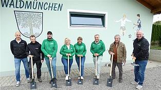 Jürgen Fischer, Bauleiter bei Bau Wagner, Fußballabteilungsleiter Stefan Umlauf sowie Martin Brockelmann, Gabriele Hetzl, Katrin Vogl und Jürgen Liegl vom TV, Architekt Max Schneider und Bauunternehmer Siegfried Wagner (von links) beim Spatenstich am Freitag. Jürgen Fischer, Bauleiter bei Bau Wagner, Fußballabteilungsleiter Stefan Umlauf sowie Martin Brockelmann, Gabriele Hetzl, Katrin Vogl und Jürgen Liegl vom TV, Architekt Max Schneider und Bauunternehmer Siegfried Wagner (von links) beim Spatenstich am Freitag.