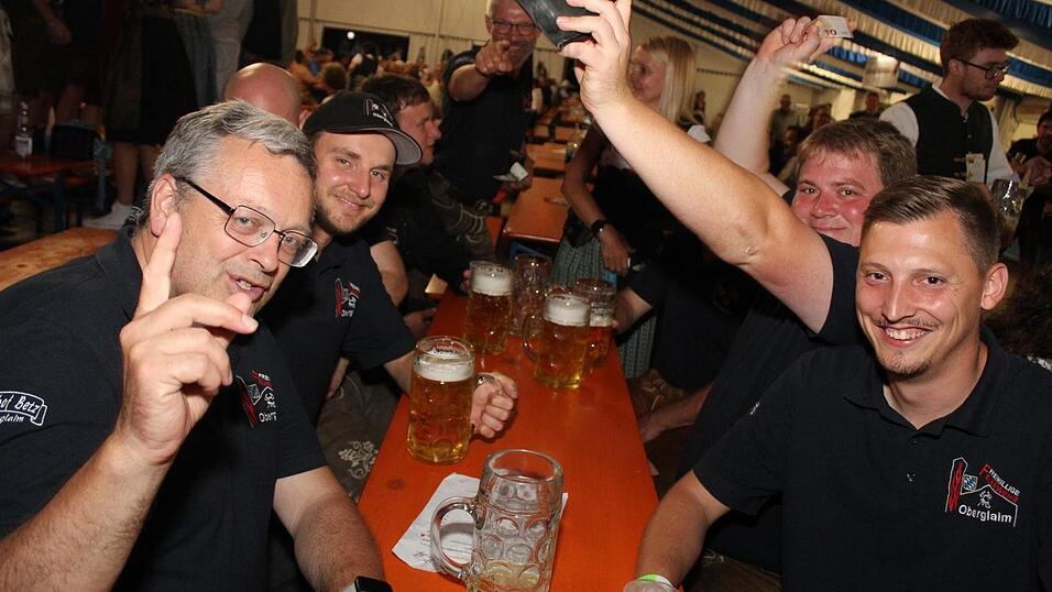 Zur Musik von Headless wurde ausgelassen gefeiert. Zur Musik von Headless wurde ausgelassen gefeiert.