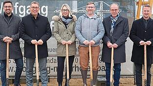 Vertriebsleiter der VR-Immobilien Markus Egger (v. l.), Geschäftsführer der VR-Immobilien Martin Able, Kerstin Niedermeier, Wolfgang Maierhofer, Bürgermeister Martin Hiergeist und VR-Immobilienberater der Fabian Straubinger Vertriebsleiter der VR-Immobilien Markus Egger (v. l.), Geschäftsführer der VR-Immobilien Martin Able, Kerstin Niedermeier, Wolfgang Maierhofer, Bürgermeister Martin Hiergeist und VR-Immobilienberater der Fabian Straubinger