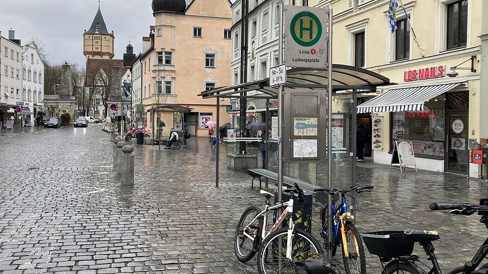 An der Bushaltestelle am Ludwigsplatz warteten die betrunkenen Radler auf die Polizei. An der Bushaltestelle am Ludwigsplatz warteten die betrunkenen Radler auf die Polizei.
