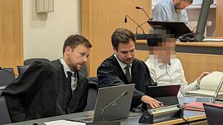 Die Verteidiger Philip Roth (l.) und Johannes Büttner sehen “nicht einmal eine Indizienkette”, die ihren Mandanten belastet. Die Verteidiger Philip Roth (l.) und Johannes Büttner sehen “nicht einmal eine Indizienkette”, die ihren Mandanten belastet.