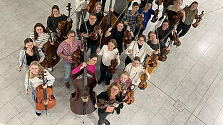 Das neu gegründete Sinfonieorchester freut sich auf sein erstes Konzert. Das neu gegründete Sinfonieorchester freut sich auf sein erstes Konzert.