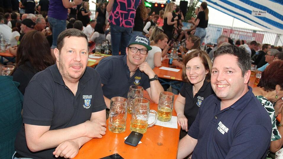 Zur Musik von Headless wurde ausgelassen gefeiert. Zur Musik von Headless wurde ausgelassen gefeiert.