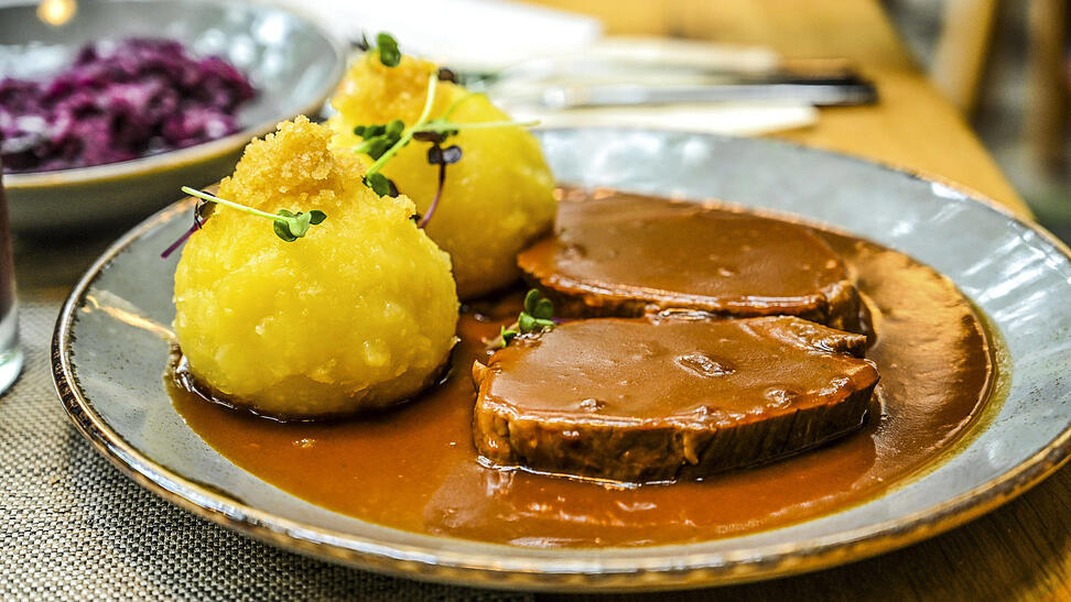 Im Bayerischen Kochbuch stehen Klassiker wie zum Beispiel Schweinsbraten. Mit den Jahren kamen Cocktails und Gerichte aus anderen Ländern wie Pizza oder Toast Hawaii hinzu. 1976 wog das Buch noch 1.345 Gramm. Die aktuelle Ausgabe wiegt dagegen schon 1.720 Gramm. Im Bayerischen Kochbuch stehen Klassiker wie zum Beispiel Schweinsbraten. Mit den Jahren kamen Cocktails und Gerichte aus anderen Ländern wie Pizza oder Toast Hawaii hinzu. 1976 wog das Buch noch 1.345 Gramm. Die aktuelle Ausgabe wiegt dagegen schon 1.720 Gramm.