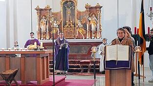 Der Gedenkgottesdienst wurde zusammen mit Pfarrer Bernhard Pastötter und Diakon Pio Buzov gefeiert. Kolpingmitglieder trugen die Fürbitten vor. Der Gedenkgottesdienst wurde zusammen mit Pfarrer Bernhard Pastötter und Diakon Pio Buzov gefeiert. Kolpingmitglieder trugen die Fürbitten vor.