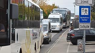 So läuft es jeden Tag ab: In der Martinstraße reihen sich die Busse und versperren die Durchfahrt für 15 oder 20 Minuten. So läuft es jeden Tag ab: In der Martinstraße reihen sich die Busse und versperren die Durchfahrt für 15 oder 20 Minuten.