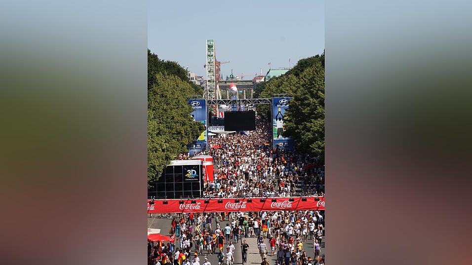 Christian Fertl war am Sonntag auf der Fanmeile in Berlin und erlebte dort das Achtelfinale gegen England auf Großleinwand. Christian Fertl war am Sonntag auf der Fanmeile in Berlin und erlebte dort das Achtelfinale gegen England auf Großleinwand.