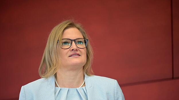 Katrin Ebner-Steiner wurde als Fraktionsvorsitzende der AfD im bayerischen Landtag bestätigt, muss sich das Amt aber künftig teilen. (Archivbild) Katrin Ebner-Steiner wurde als Fraktionsvorsitzende der AfD im bayerischen Landtag bestätigt, muss sich das Amt aber künftig teilen. (Archivbild)