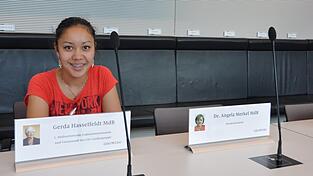 Einmal Probe sitzen: Stefanie Meier testet die Sitze im Plenarsaal. Einmal Probe sitzen: Stefanie Meier testet die Sitze im Plenarsaal.