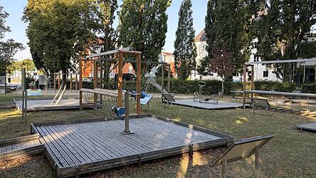 Die Geräte im kleinen Stadtpark ermöglichen bereits ein Ganzkörpertraining. Die Geräte im kleinen Stadtpark ermöglichen bereits ein Ganzkörpertraining.