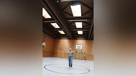 „Und hier regnet’s rein“: Markus Lemberger, Schulleiter der Mittelschule Viechtach, ist froh, dass die Turnhalle nun generalsaniert wird. „Und hier regnet’s rein“: Markus Lemberger, Schulleiter der Mittelschule Viechtach, ist froh, dass die Turnhalle nun generalsaniert wird.