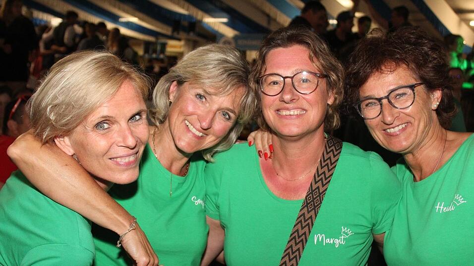 Zur Musik von Headless wurde ausgelassen gefeiert. Zur Musik von Headless wurde ausgelassen gefeiert.