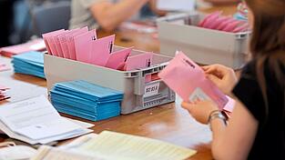 Bis spät in die Nacht wurden die Stimmen für die Gemeinderatswahlen ausgezählt. Bis spät in die Nacht wurden die Stimmen für die Gemeinderatswahlen ausgezählt.