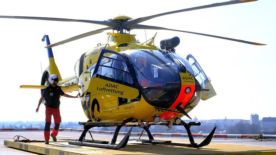 Der HEMS-TC des Rettungshubschraubers kontrolliert die Maschine vor dem Start von außen. Der HEMS-TC des Rettungshubschraubers kontrolliert die Maschine vor dem Start von außen.