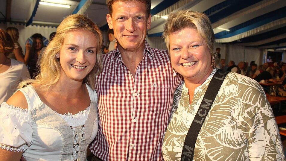 Zur Musik von Headless wurde ausgelassen gefeiert. Zur Musik von Headless wurde ausgelassen gefeiert.