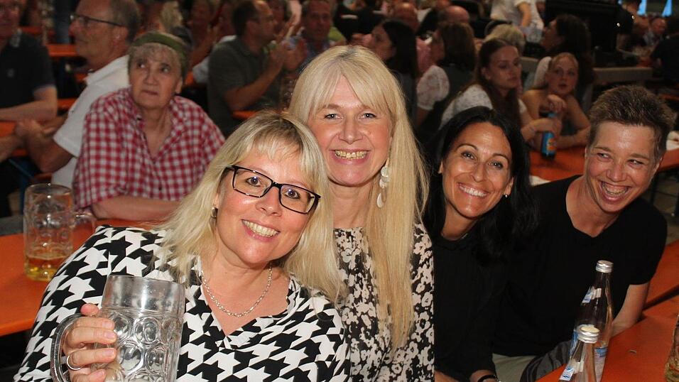 Zur Musik von Headless wurde ausgelassen gefeiert. Zur Musik von Headless wurde ausgelassen gefeiert.