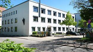 Auf dem Gelände der FOS/BOS am Stadtgraben ist ein neues Gebäude mit zwölf Klassenzimmern geplant. Damit könnte die Außenstelle in der Grundschule St. Jakob aufgegeben werden. Auf dem Gelände der FOS/BOS am Stadtgraben ist ein neues Gebäude mit zwölf Klassenzimmern geplant. Damit könnte die Außenstelle in der Grundschule St. Jakob aufgegeben werden.