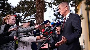 Der tschechische Ministerpräsident Andrej Babis (ANO) spricht mit den Medien, nachdem er bei den Senats- und Kommunalwahlen seine Stimme abgegeben hat. Der tschechische Ministerpräsident Andrej Babis (ANO) spricht mit den Medien, nachdem er bei den Senats- und Kommunalwahlen seine Stimme abgegeben hat.