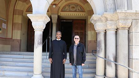Pater John Kooran aus Indien (links) hat sich gut im Chamer Redemptoristenkloster eingelebt. „Die Brüder sind alle sehr nett. Und Pater Renju (rechts) ist wie ein Vater für mich“, sagt er. Pater John Kooran aus Indien (links) hat sich gut im Chamer Redemptoristenkloster eingelebt. „Die Brüder sind alle sehr nett. Und Pater Renju (rechts) ist wie ein Vater für mich“, sagt er.