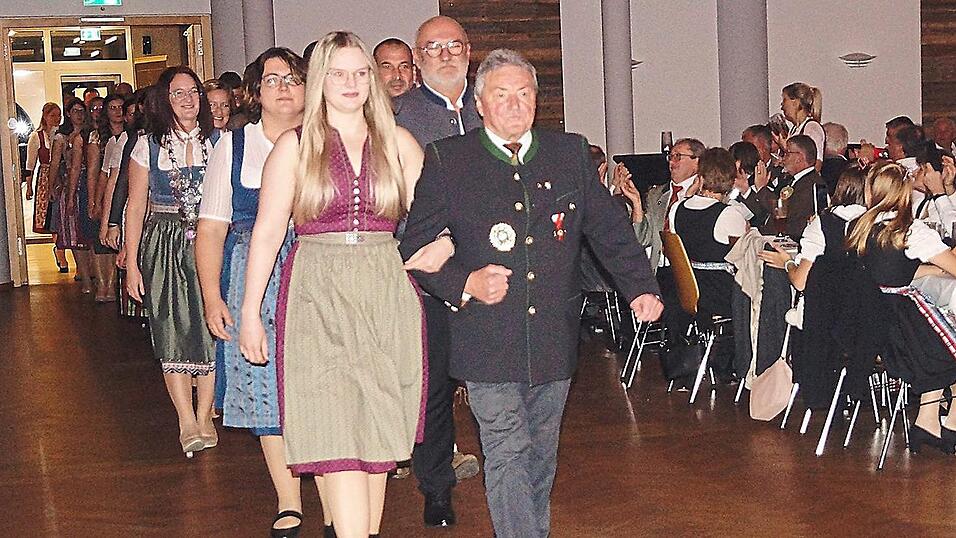 Mit einer langen Polonaise marschierten die Würdenträger der Vereine und die Gauvorstandschaft in den Ballsaal ein. Mit einer langen Polonaise marschierten die Würdenträger der Vereine und die Gauvorstandschaft in den Ballsaal ein.
