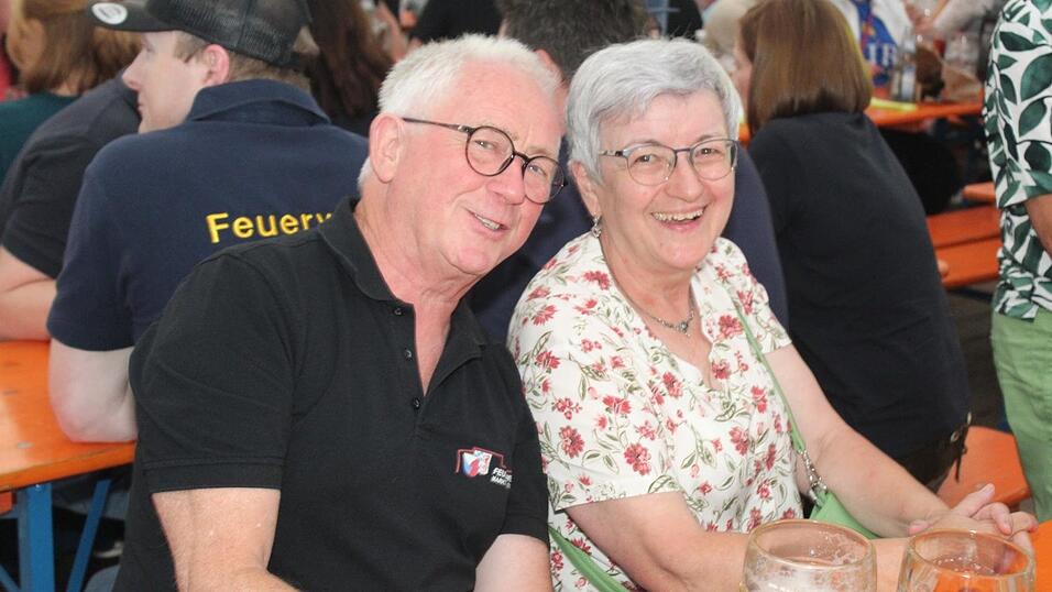 Zur Musik von Headless wurde ausgelassen gefeiert. Zur Musik von Headless wurde ausgelassen gefeiert.