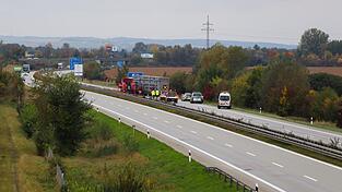 Die Bergung ist fast abgeschlossen, doch der linke Fahrstreifen auf der A92 bleibt noch gesperrt. Die Bergung ist fast abgeschlossen, doch der linke Fahrstreifen auf der A92 bleibt noch gesperrt.