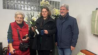 Eine Flasche Landesgartenschauwein für Diana Walter-Jelinek und Hildegard Atzinger, die zwei Dauerkartenbesitzerinnen mit den häufigsten Besuchen auf dem Gelände. Eine Flasche Landesgartenschauwein für Diana Walter-Jelinek und Hildegard Atzinger, die zwei Dauerkartenbesitzerinnen mit den häufigsten Besuchen auf dem Gelände.