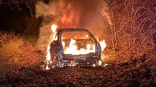 Schwierige Löscharbeiten: Der gemietete Audi brannte vollständig aus. Schwierige Löscharbeiten: Der gemietete Audi brannte vollständig aus.