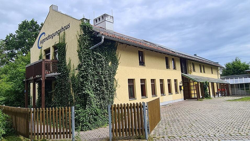 Schon seit Anfang dieses Jahres steht das Jugendtagungshaus in Geiselhöring nicht mehr zur Verfügung. Schon seit Anfang dieses Jahres steht das Jugendtagungshaus in Geiselhöring nicht mehr zur Verfügung.