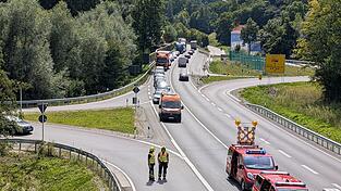 Nach dem Unfall wurde am Mittwochmittag die B 20 halbseitig gesperrt. Nach dem Unfall wurde am Mittwochmittag die B 20 halbseitig gesperrt.