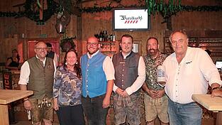 Stefan Pregler (links) und Reinhard Kellner (rechts) stimmten auf die Dult ein, der neue Vorstand der Regensburger Marktkaufleute und Schausteller mit Arnd Bergmann (zweiter von rechts) zeigt sich zuversichtlich, dass es wieder eine gute Dult wird. Stefan Pregler (links) und Reinhard Kellner (rechts) stimmten auf die Dult ein, der neue Vorstand der Regensburger Marktkaufleute und Schausteller mit Arnd Bergmann (zweiter von rechts) zeigt sich zuversichtlich, dass es wieder eine gute Dult wird.