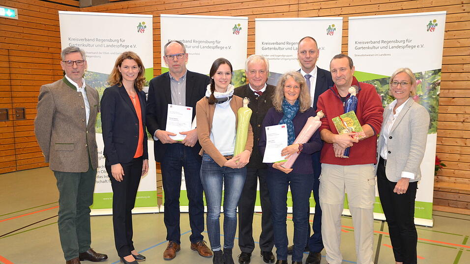 Die mit Sonderpreisen ausgezeichneten Gartenbesitzer. Die mit Sonderpreisen ausgezeichneten Gartenbesitzer.