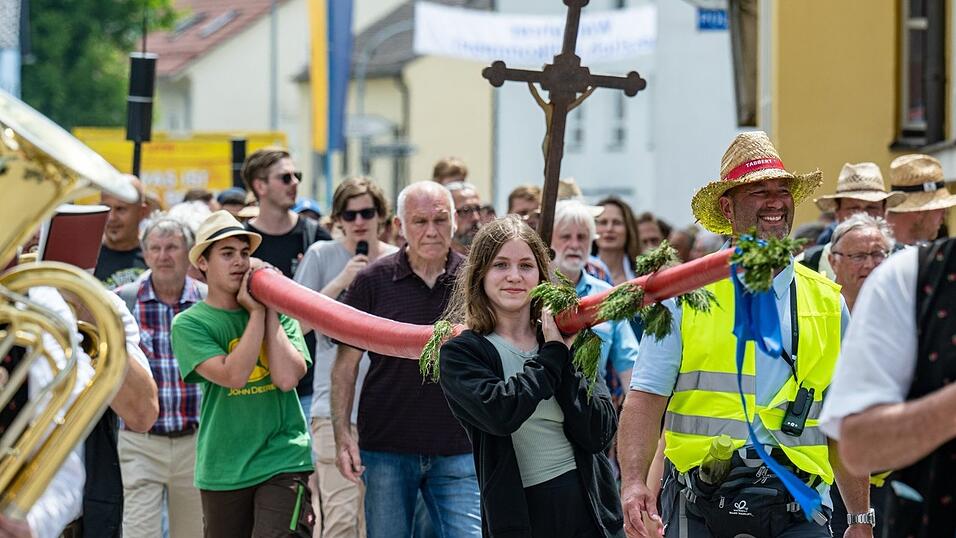 Ihren Ursprung hat die Kerzenwallfahrt, die viel Kraft und Geschicklichkeit erfordert, in einem Gelübde aus dem späten Mittelalter. Damals baten die Einwohner Holzkirchens die Mutter Gottes um Gnade, als die Gegend von Borkenkäfern und Unwettern heimgesucht wurde. Ihren Ursprung hat die Kerzenwallfahrt, die viel Kraft und Geschicklichkeit erfordert, in einem Gelübde aus dem späten Mittelalter. Damals baten die Einwohner Holzkirchens die Mutter Gottes um Gnade, als die Gegend von Borkenkäfern und Unwettern heimgesucht wurde.